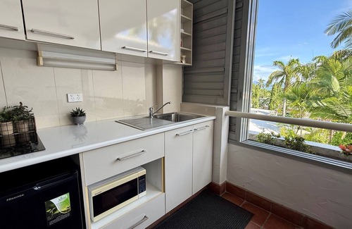 Port Douglas Apartment | Centrally Located Tropical Escape with Sea Views