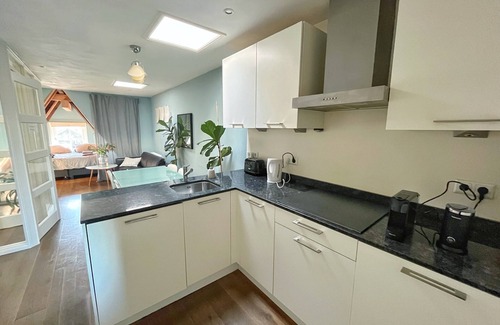 Jordaan Apartment | Centrally Located Comfortable Renovated Monument Apartment