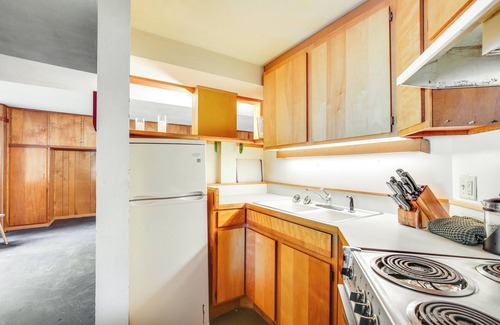 Amazon Apartment | Centrally Located Eugene Apt < Half-Mi to UO!