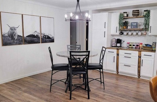 Brownwood House | Centrally located family retreat