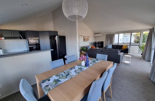 Tauranga House | Centrally located family friendly house with stunning views.