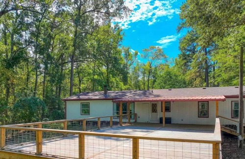 Broaddus House | Centrally Located for fishing tournaments and lake activities