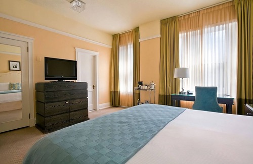 Goose Hollow Hotel | Centrally Located Near Portland Art Museum! Luxe Accommodation, Pets Allowed!