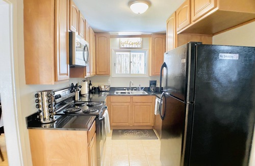 Hanahan House | Centrally Located Townhouse! Spacious 4 BR Near Beaches and Downtown.