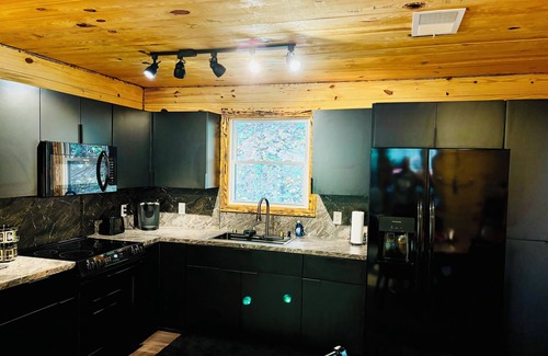 Almond Cabin | Centrally located for all attractions of Western North Carolina