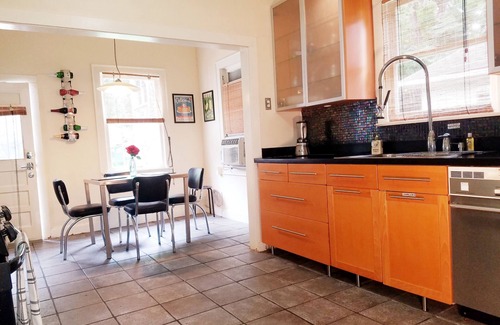 Mahncke Park House | Centrally located vacation HOUSE, close to everything with parking.