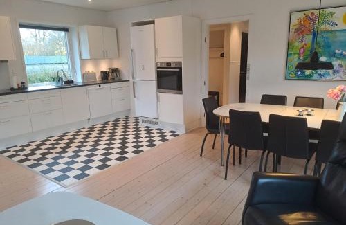 Holstebro Apartment | Centralt beliggende hyggeligt byhus med 8 sovepladser 130m2 med pejs