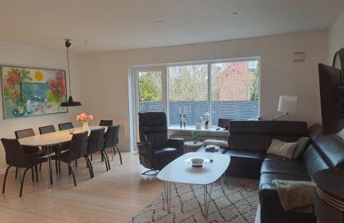Holstebro Apartment | Centralt beliggende hyggeligt byhus med 8 sovepladser 130m2 med pejs