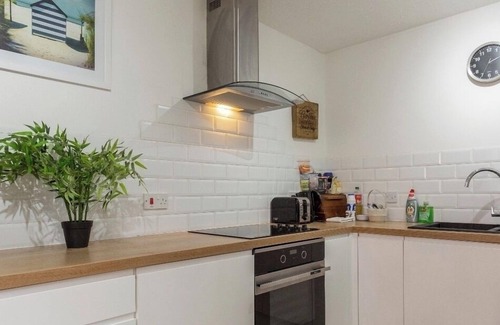 Reading City Centre House | Centre of Town, 3 bedrooms, sleeps 6, own parking and patio close to The Oracle