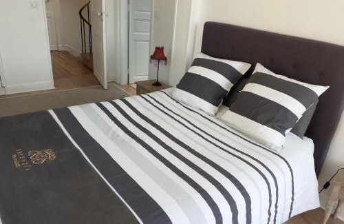 Nogent-le-Rotrou Bed & Breakfast | centre ville, chambre indépendante 20m2 et sa salle de bain privée