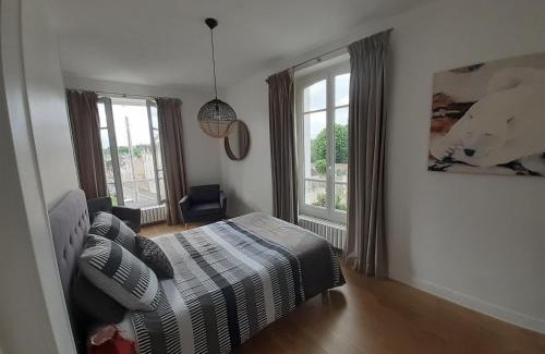 Nogent-le-Rotrou Bed & Breakfast | centre ville, chambre indépendante 20m2 et sa salle de bain privée