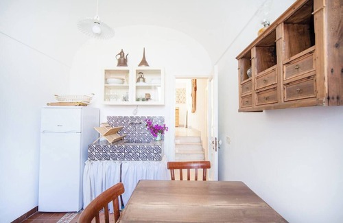 Licola House | Cesina Home | Apartment in Historic Villa with Panoramic Terrace