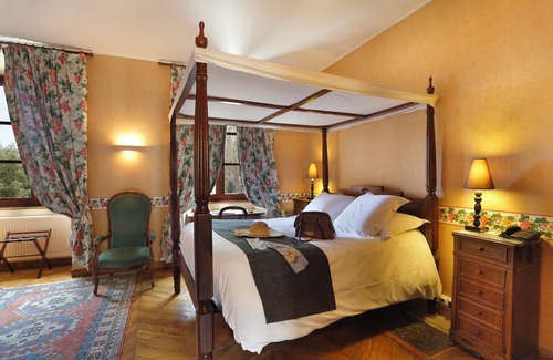 Vignieu Hotel | Château Chapeau Cornu