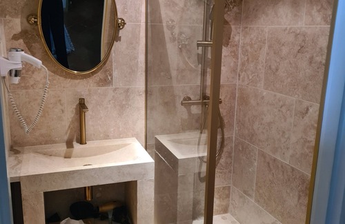 Vignieu Hotel | Château Chapeau Cornu
