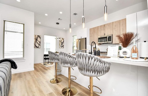 OST - South Union House | Château de Amour: Exquisite Townhouse - Medical Center/Downtown HTX