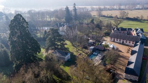 Les Ponts-de-Ce Bed & Breakfast | Château de Belle Poule
