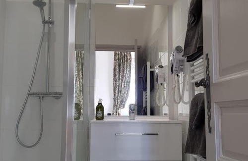 Neuille Bed & Breakfast | Château de Salvert - Appartement & Chambre d'Hôtes
