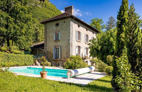 Lumbin House | Château Monts Blancs