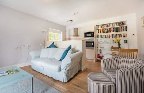 Evesham Cottage | CHADBURY HOUSE ANNEXE, pet friendly, with a garden in Evesham