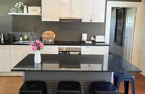 Canowindra Cottage | Chaffcutters Cottage - Pet friendly cottage in idyllic rural setting.