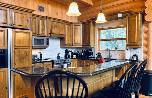 Fiddler Lake Resort Ski Chalet | Chal'Heureux, private SPA Billiards, Int. Ext. pool - High-speed Internet