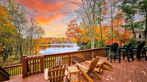 Pocono Lake House | Chalet All Day AvantStay Lakeside Firepit Shared Pool