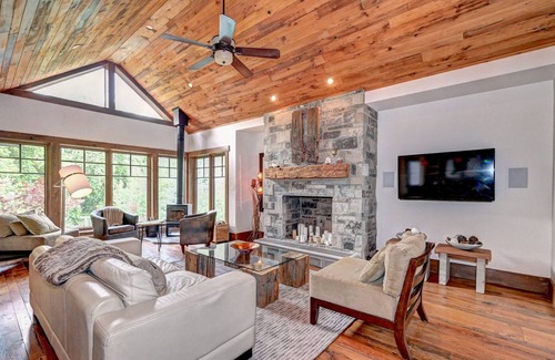 Grand River South House | Chalet Along Hiking Trail, Woodburning stove, Walk to SkiHill, Minutes to Downto