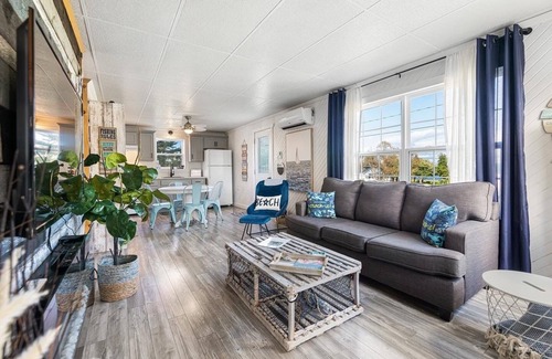 Cormierville Cottage | Chalet bleu vue a la Baie de Cocagne