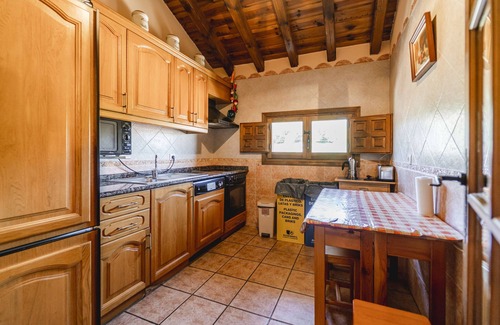 Valle de Valdelaguna Ski Chalet | Chalet 'Casa Rural Las Hoyas Ll' with Mountain View