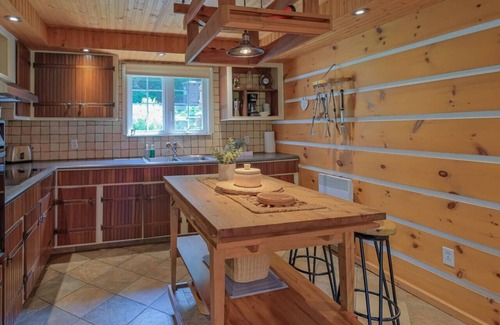 St-Adolphe-d'Howard Ski Chalet | Chalet du Domaine: Spa + View!