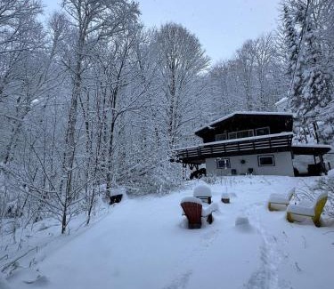 Mont Ste. Marie Ski Chalet | Chalet dans les arbres. 3 ch./trees house 3bdr