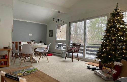 Mont Ste. Marie Ski Chalet | Chalet dans les arbres. 3 ch./trees house 3bdr