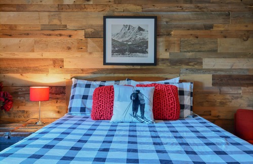 Sainte-Anne-du-Lac Ski Chalet | Chalet des Grands Espaces Verts- with spa and breathtaking waterfront views