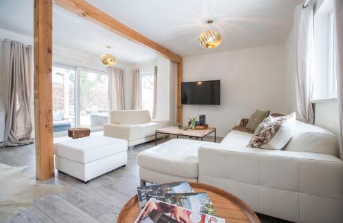 Golling an der Salzach House | Chalet Happy Family, secluded location, 15 min to salzburg and just short to t lakes sound of music, BBQ&bikes&sunbeds for free, up to 14p