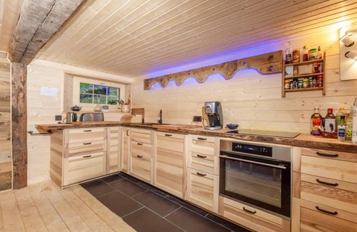 Les Moulins Apartment | Chalet in Rossinière with Sauna and Mountain Views