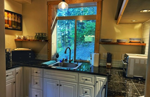 Grants Pass House | Chalet in the woods guesthouse.