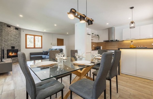 Castellnou de Bages Ski Chalet | Chalet 'Les Roques' with Mountain View, Wi-Fi and Air Conditioning