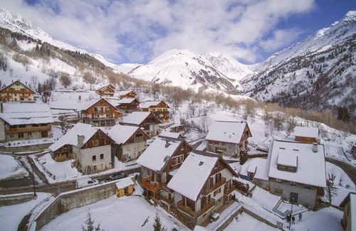 Vaujany Ski Chalet | Chalet Lucette - bijoux style 200m from the piste, by Ski Peak
