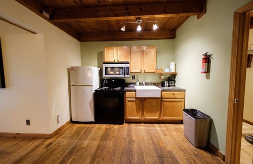 Slade Cabin | Chalet: Luxury Suite with Exclusive Hot Tub near Natural Bridge