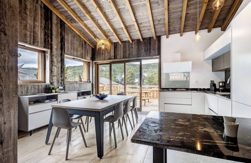 Font-Romeu-Odeillo-Via Ski Chalet | Chalet 'Nid Des Écureuils' with Mountain View, Private Terrace and Wi-Fi