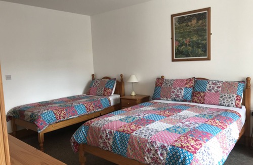 Lisburn Ski Chalet | Chalet near Moira, 20 mins Belfast, free WiFI/Parking, super location for NI