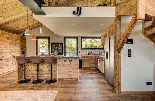 Chamonix-Mont-Blanc Ski Chalet | Chalet Papillon – Detached Chalet in Les Praz - Sleeps 8-10