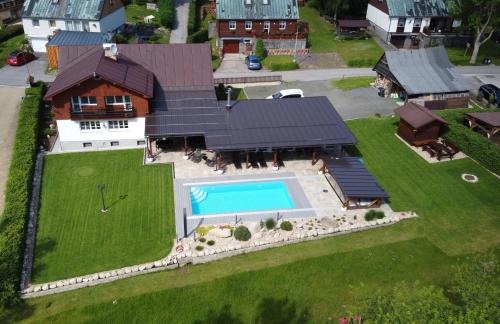 Harrachov Ski Chalet | Chalet Schäfer s vyhřívaným bazénem se slanou vodou