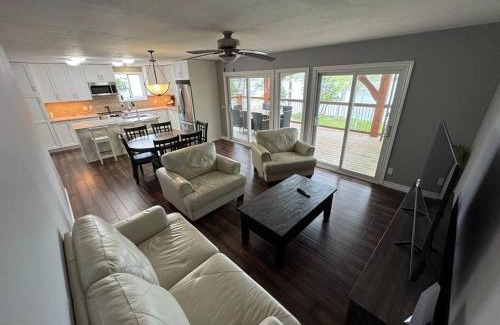 Front of Yonge Ski Chalet | Chalet sur le bord de l'eau 2
