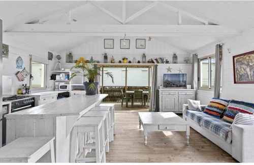 Gruissan Plage Ski Chalet | Chalet sur pilotis 10 pers wifi 2 suites familles 50 m mer clim
