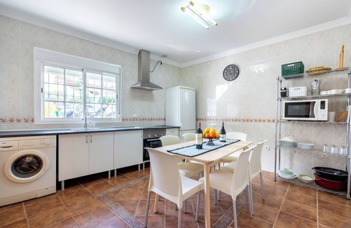 Benamocarra House | Chalet 'Villa Cañete' with Mountain View, Terrace, Jacuzzi & Wi-Fi