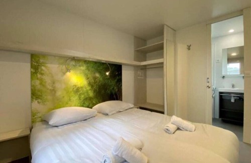 Dordtse Biesbosch Ski Chalet | Chalet with 2 bedrooms, a terrace and a hottub