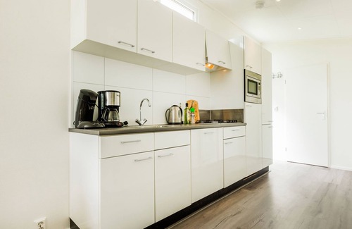 Berkhout Ski Chalet | Chalet with dishwasher near Hoorn