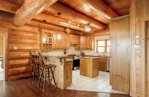 Fiddler Lake Resort Ski Chalet | ChaletsOais Luxury lakefront 5 bedroom log home with private hot tub