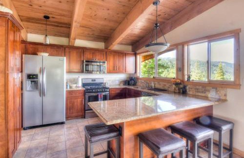 Chamberlands House | Chamberland Getaway Lake Views with Deck